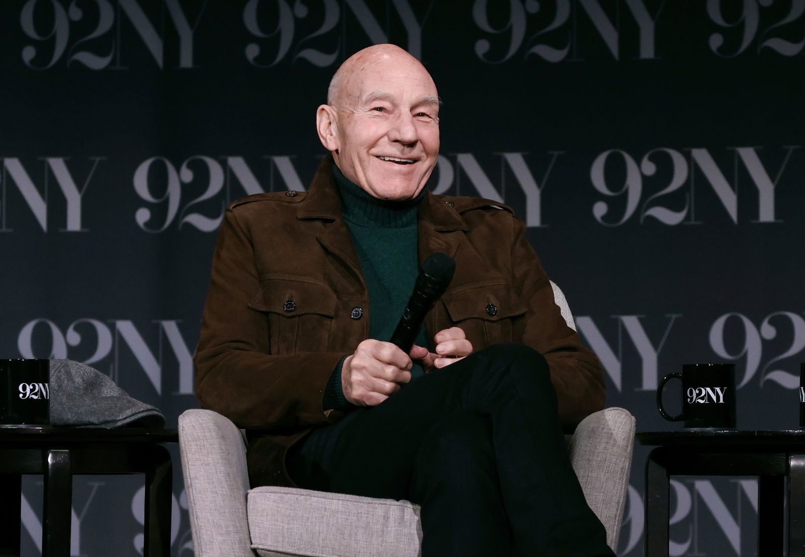 Patrick Stewart spricht auf der Bühne nach einer Vorführung von "Star Trek: Picard".