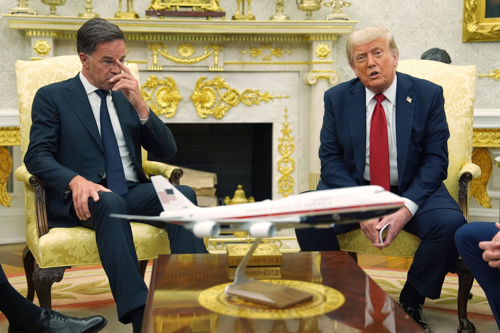 US-Präsident Trump droht russischen Handelspartnern mit 100-Prozent-Zöllen bei einem Treffen mit Nato-Generalsekretär Rutte.