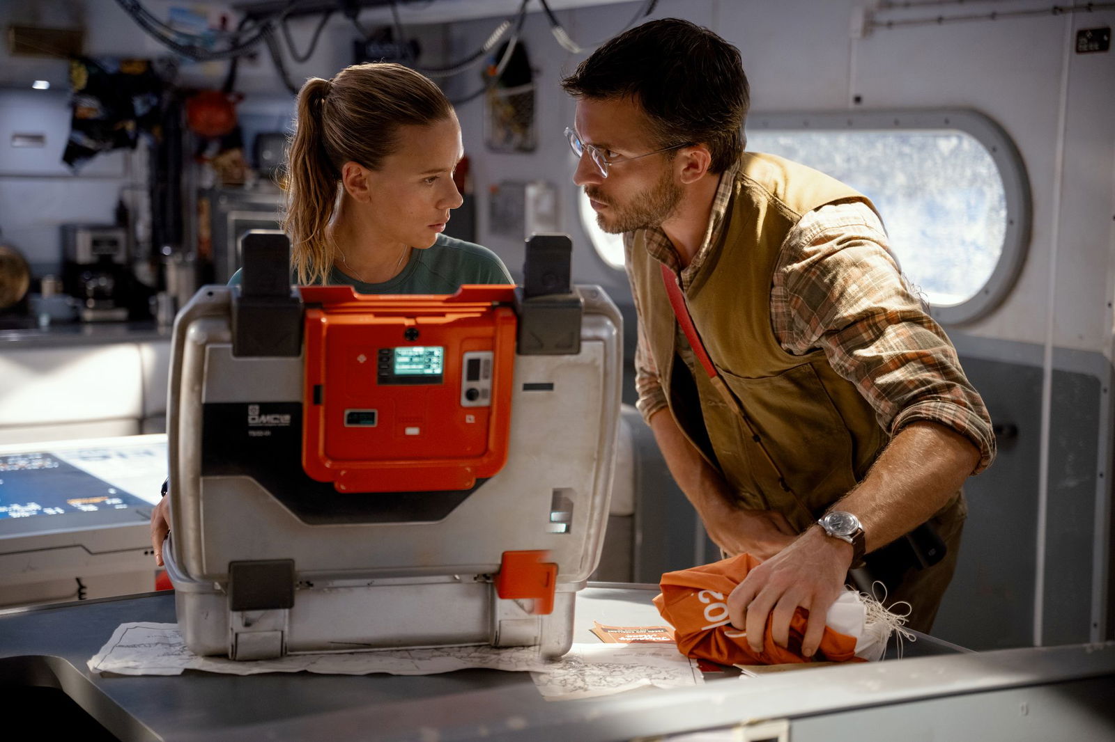 Scarlett Johansson (l) als Zora Bennett und Jonathan Bailey als Dr. Henry Loomis in einer Szene des Films «Jurassic World: Die Wiedergeburt».