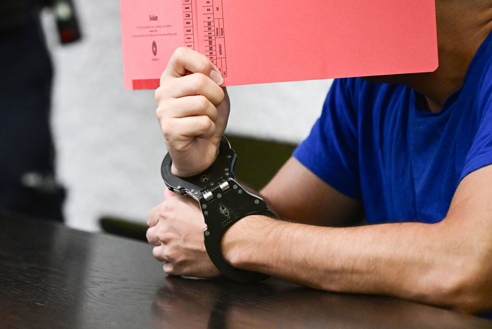 Der angeklagte Sprachschüler will sich erst später zu den Mordvorwürfen äußern.