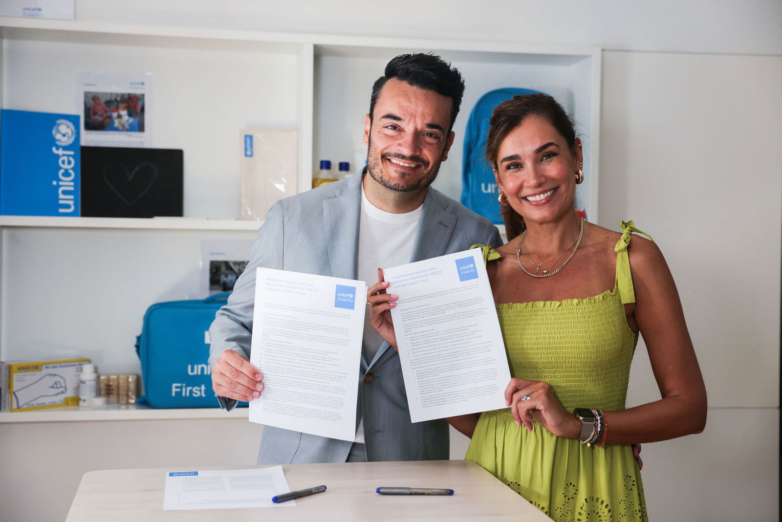 Damit war es besiegelt: Das Ehepaar unterschrieb eine Vereinbarung mit dem Deutschen Komitee des Kinderhilfswerks 