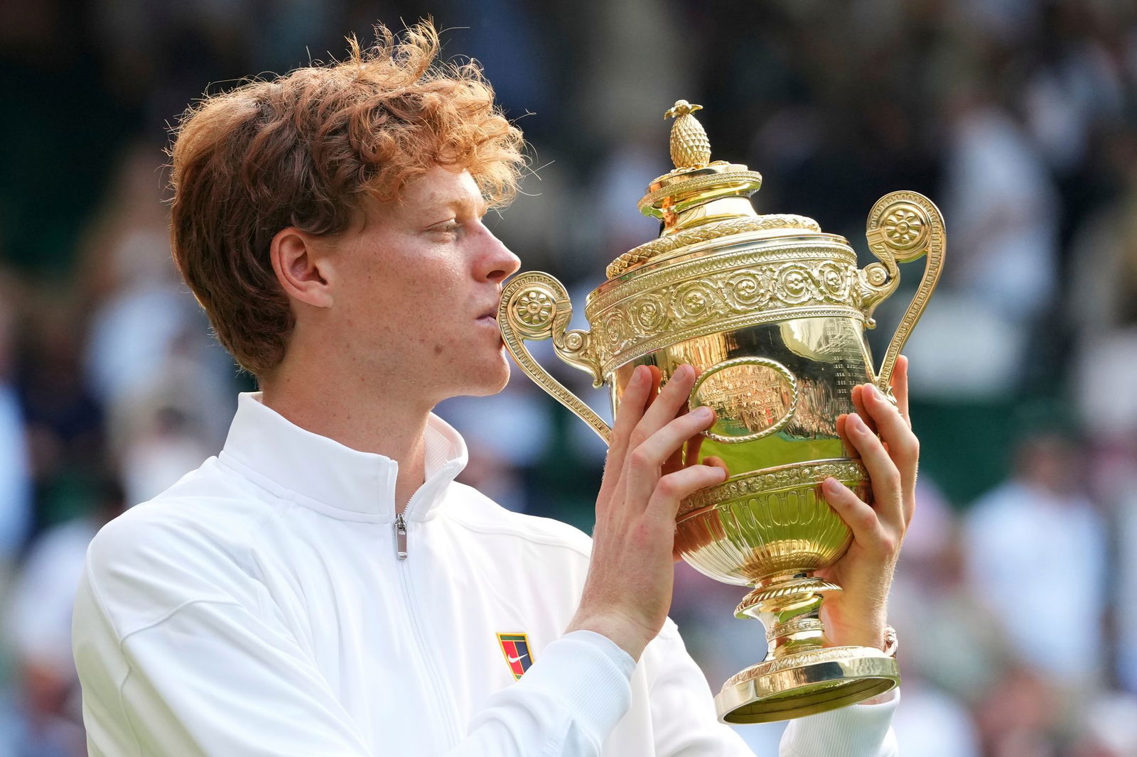 Jannik Sinner feiert seinen ersten Wimbledon-Triumph.