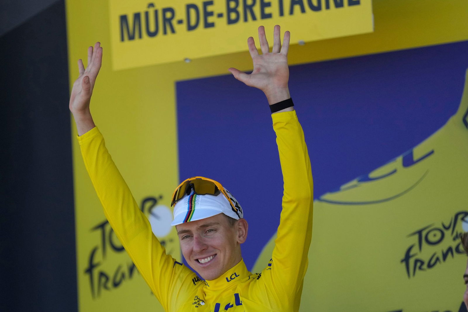 Superstar Tadej Pogacar trägt bei der 112. Tour de France wieder das Gelbe Trikot.