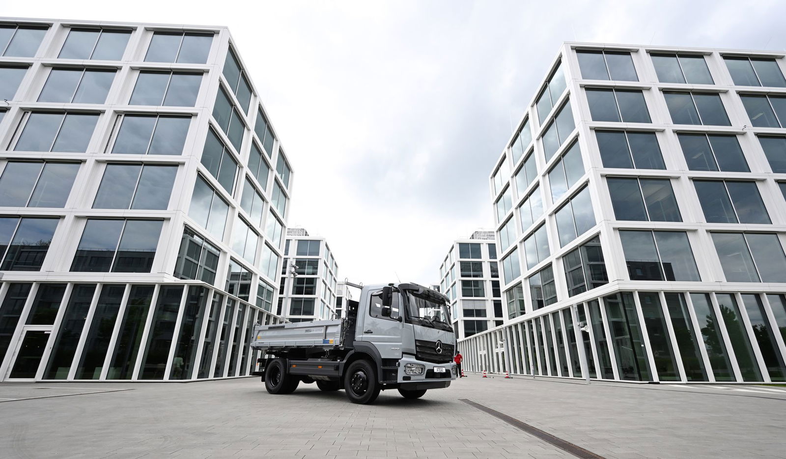 Daimler Truck will bis 2030 rund 5.000 Stellen streichen. (Archivbild)