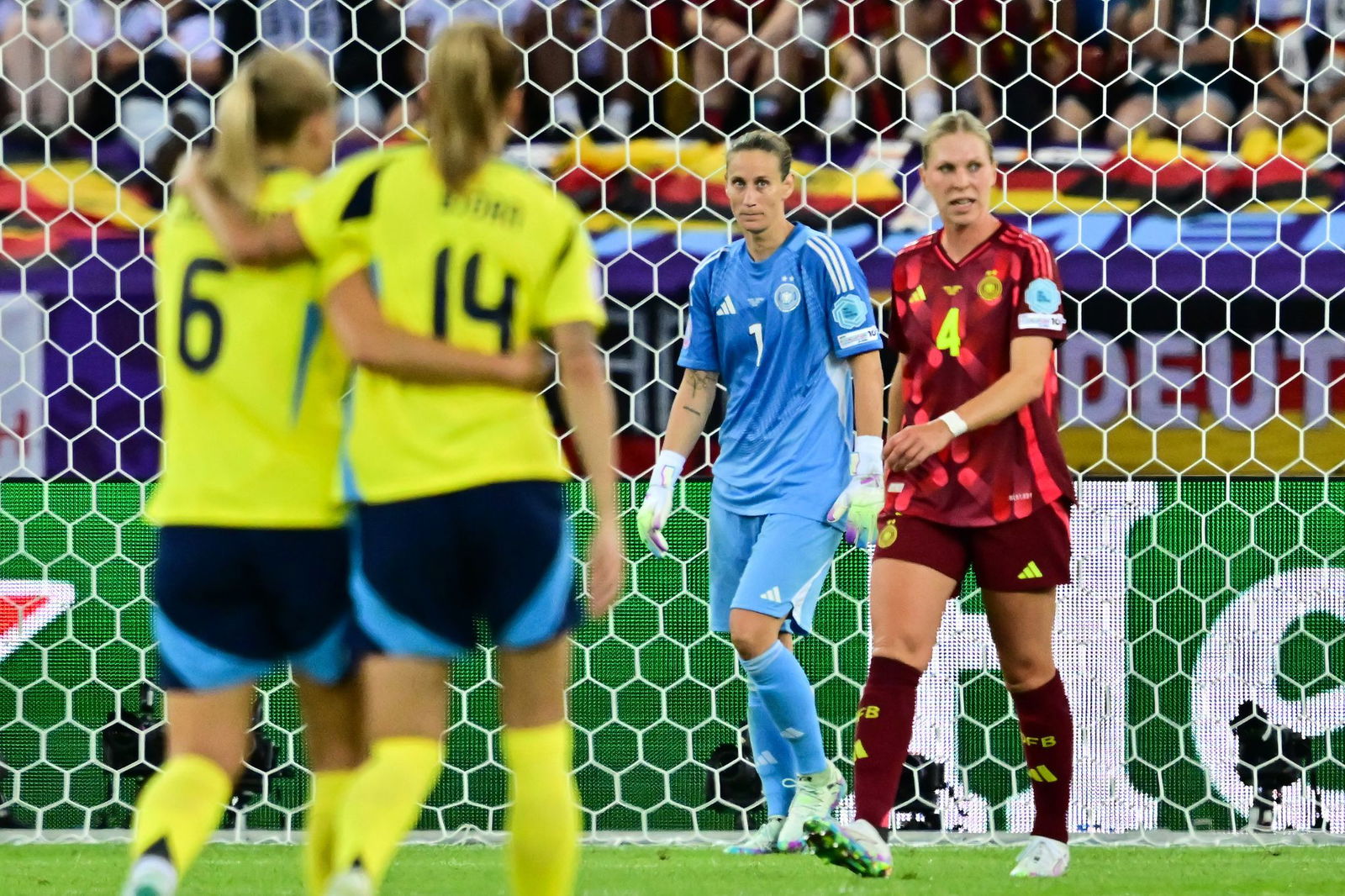 Verteidigerin Rebecca Knaak (r) zeigte sich als Schwachpunkt in der deutschen Abwehr.