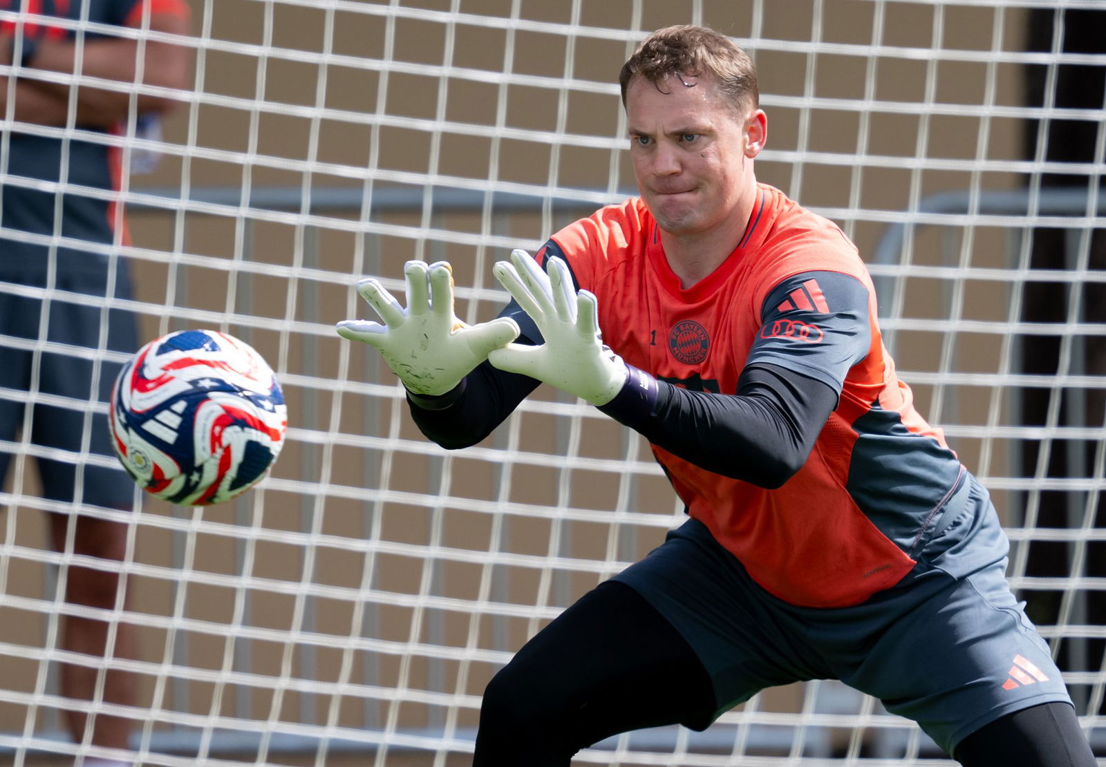 Voller Fokus auf den Ball und Paris Saint-Germain: Manuel Neuer.