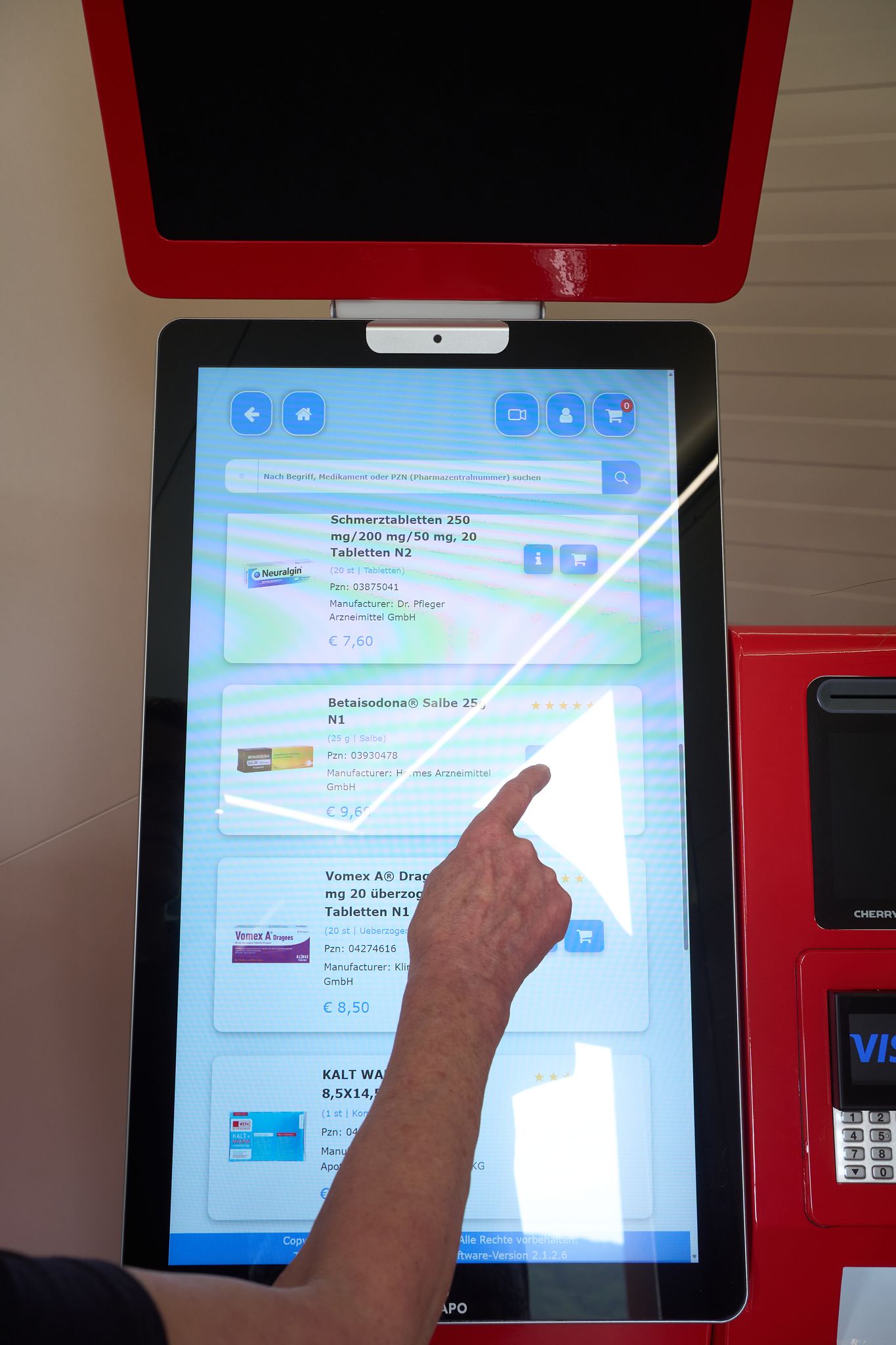 Über einen Touchscreen lassen sich an dem Automaten Medikamente bestellen.
