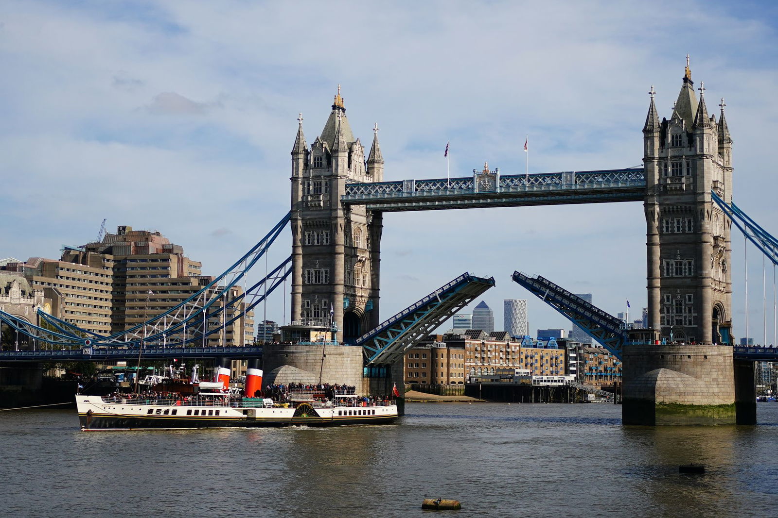 Die Tower Bridge in London wird manchmal fälschlich als London Bridge bezeichnet. Auch Sängerin Fergie trug mit ihrem Musikvideo zum Missverständnis bei.