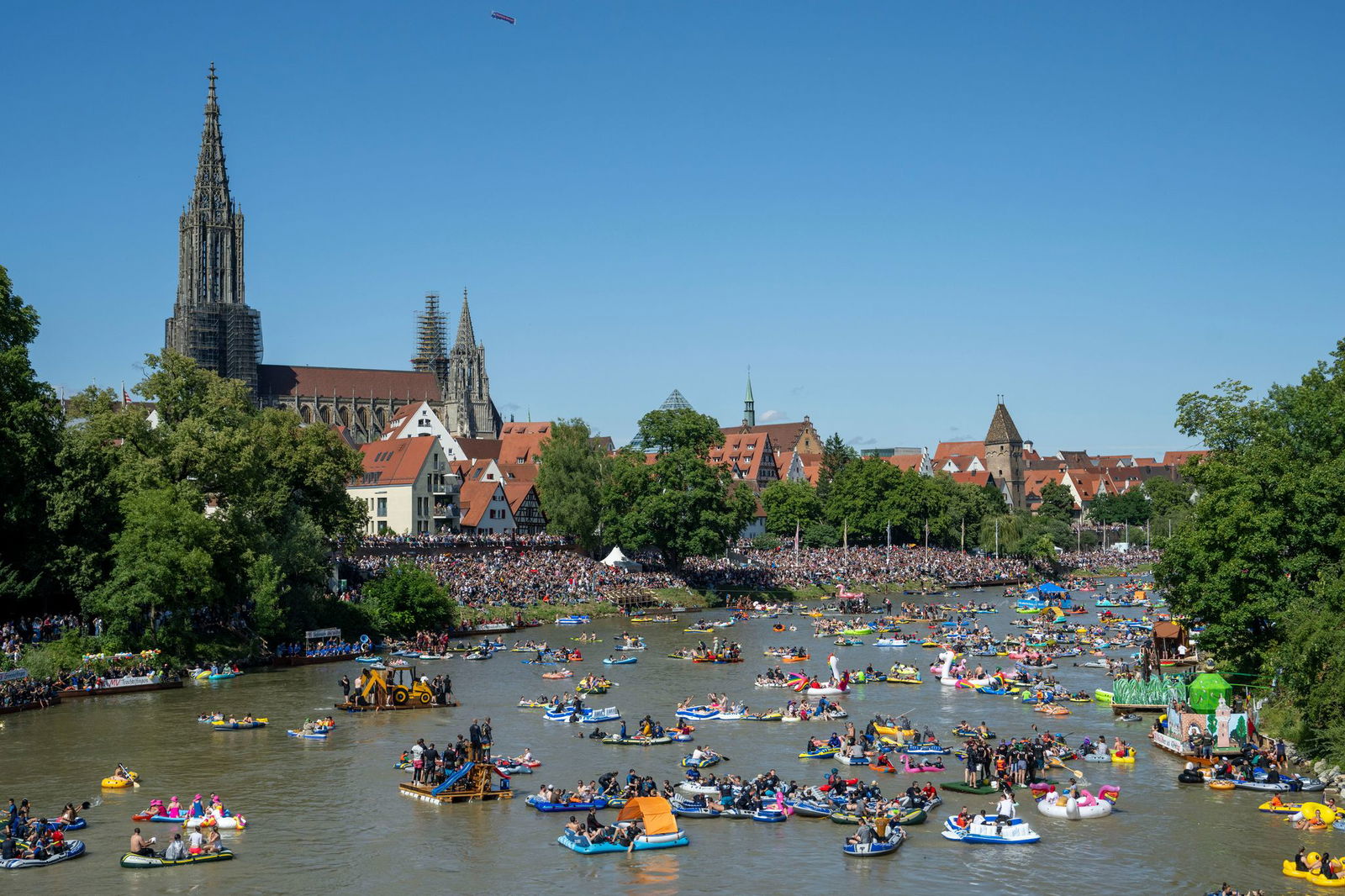 Das «Nabada», ein traditioneller Festzug mit zahllosen Booten auf der Donau, ist ein Höhepunkt des Schwörmontags – dem höchsten «Feiertag» der Ulmer.