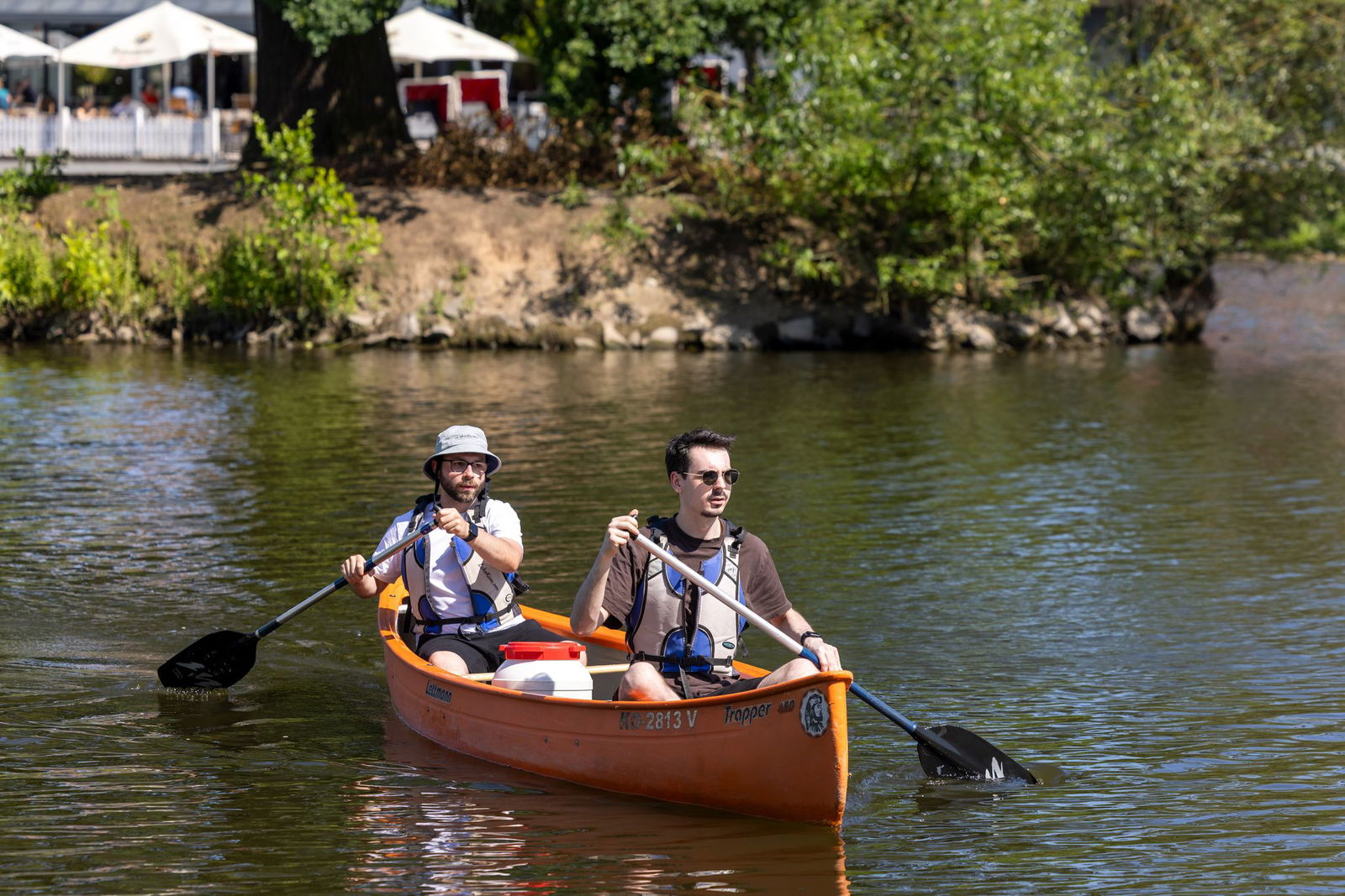 Die Lahn ist ein beliebtes Revier für Kanufahrer und andere Wassersportler. 
