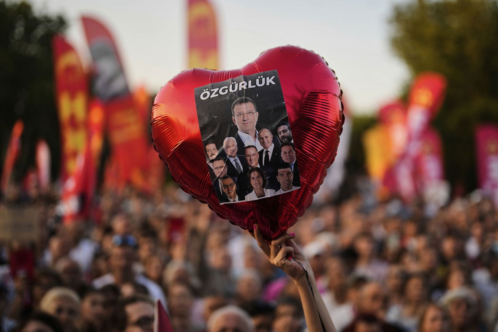 Immer wieder gibt es in der Türkei Demonstrationen für die Freilassung inhaftierter CHP-Politiker wie Ekrem Imamoglu. (Archivbild)