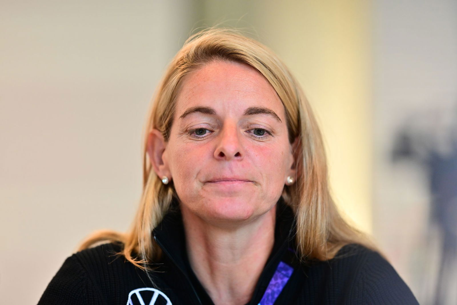 DFB-Sportdirektorin Nia Künzer erklärt, was kaum zu erklären ist: Hendrichs Rote Karte.