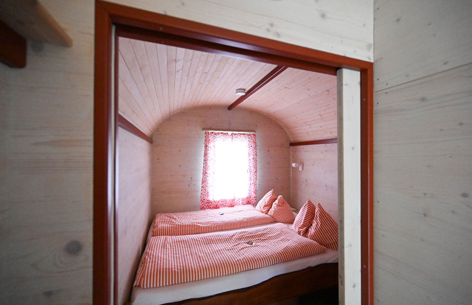 Kuschelig wird es in einem restaurierten Zirkuswagen.