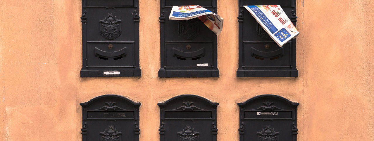 briefträger kasten mit zeitungen