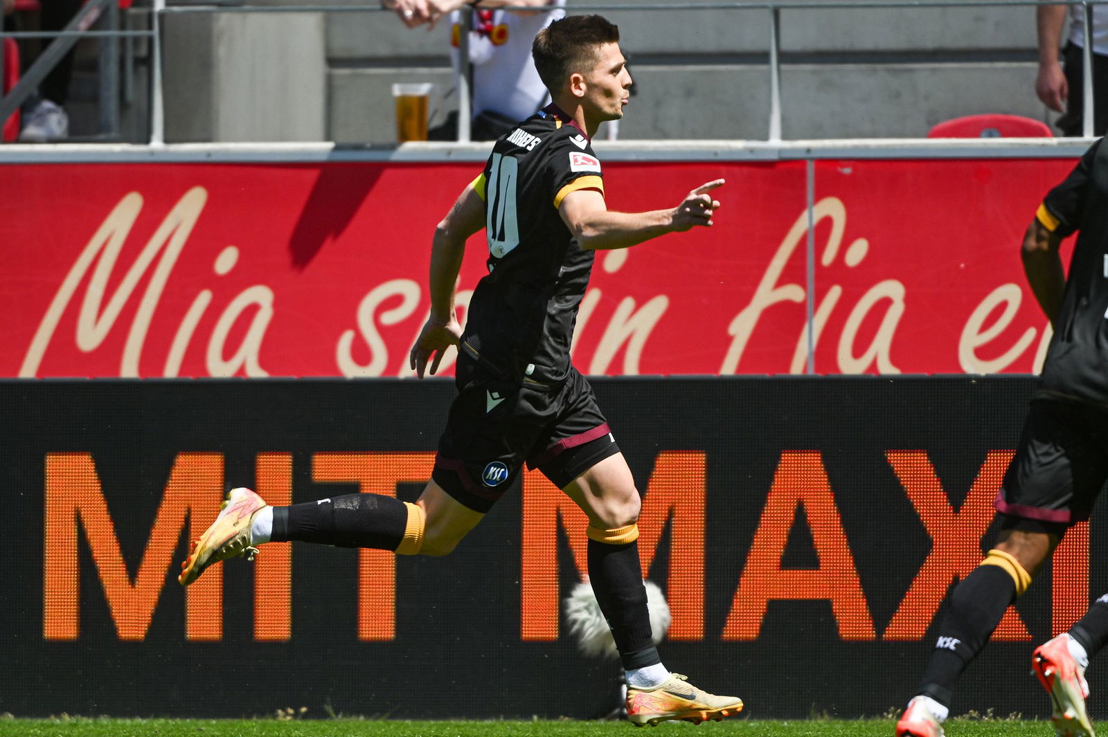 Kapitän Wanitzek traf per Handelfmeter zum 1:0 für den KSC.