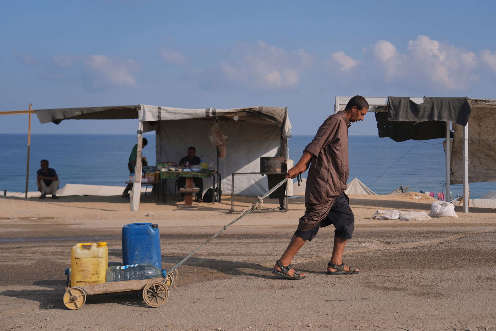 Israels Armee hat Anwohner mehrerer südwestlich gelegener Viertel in Deir al-Balah zur Flucht aufgerufen.