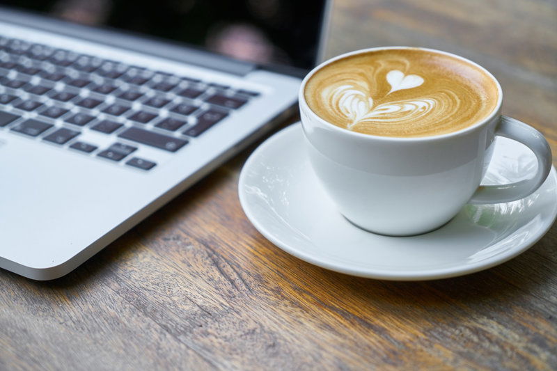 tasse kaffee laptop