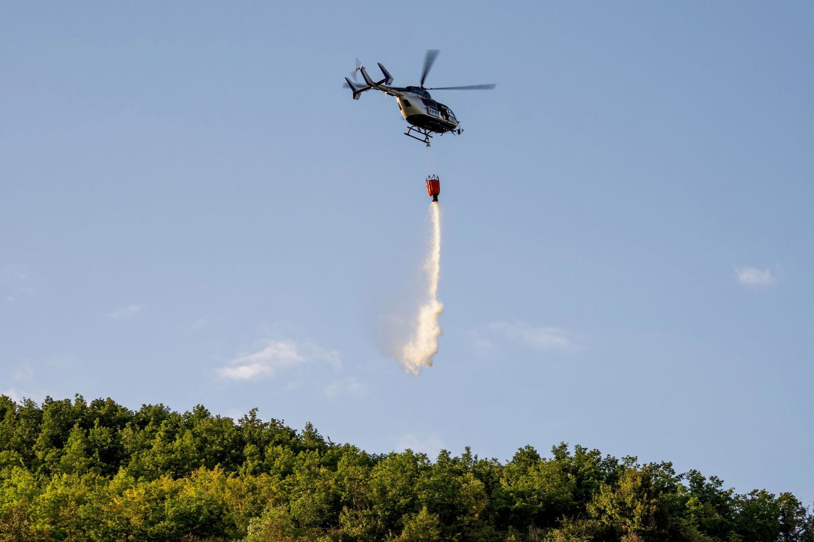Die Einsatzkräfte waren mit Löschhubschrauber und Drohne vor Ort. 