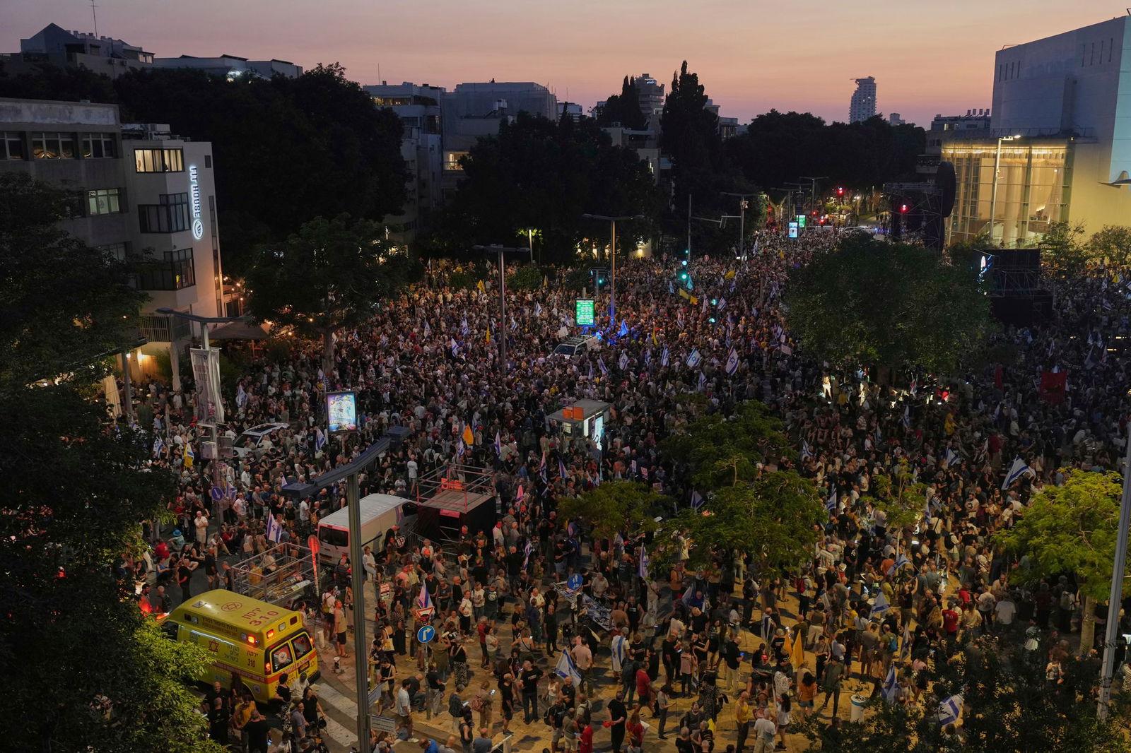 Tausende demonstrieren in Tel Aviv für ein Ende des Gaza-Krieges und die Freilassung der Geiseln.