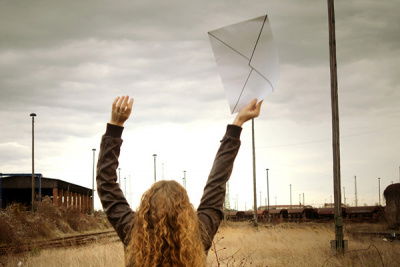 Mädchen mit großem Brief