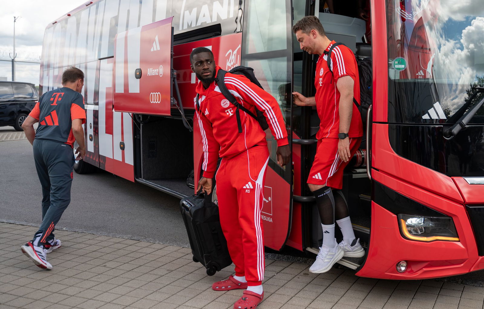 Für die Stars des FC Bayern wie Dayot Upamecano (m) steht jetzt Urlaub an.