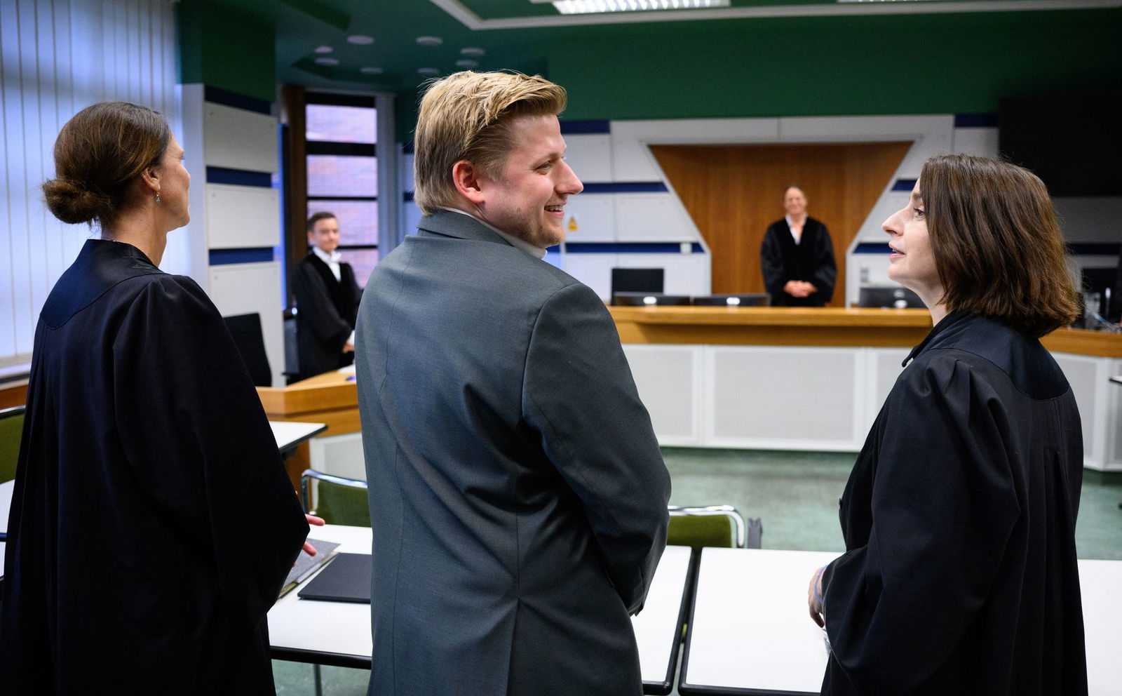 Vor dem Amtsgericht: El Hotzo und seine Anwältinnen