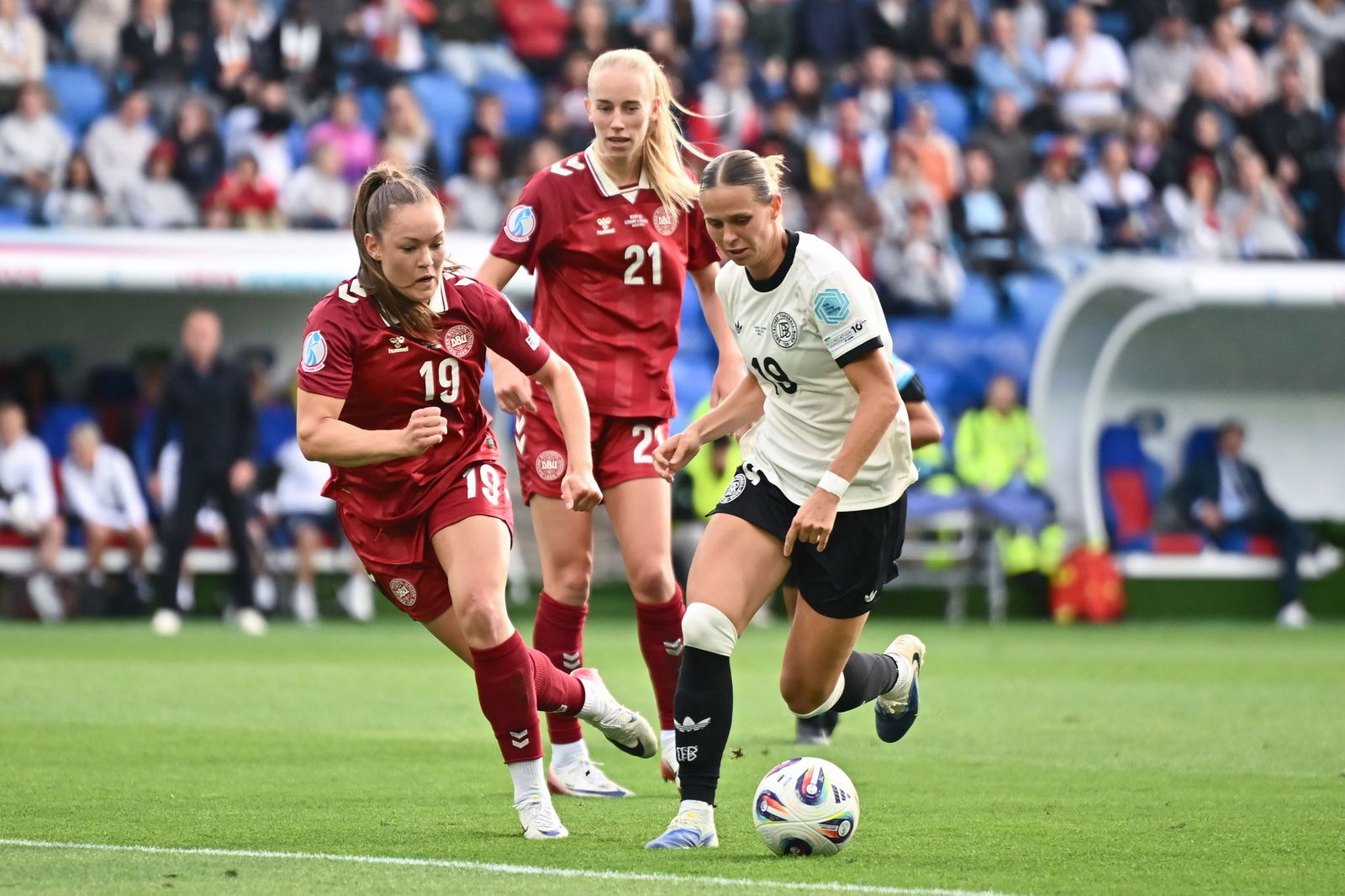 Beidfüßig und flink an den Gegenspielerinnen vorbei: Klara Bühl.