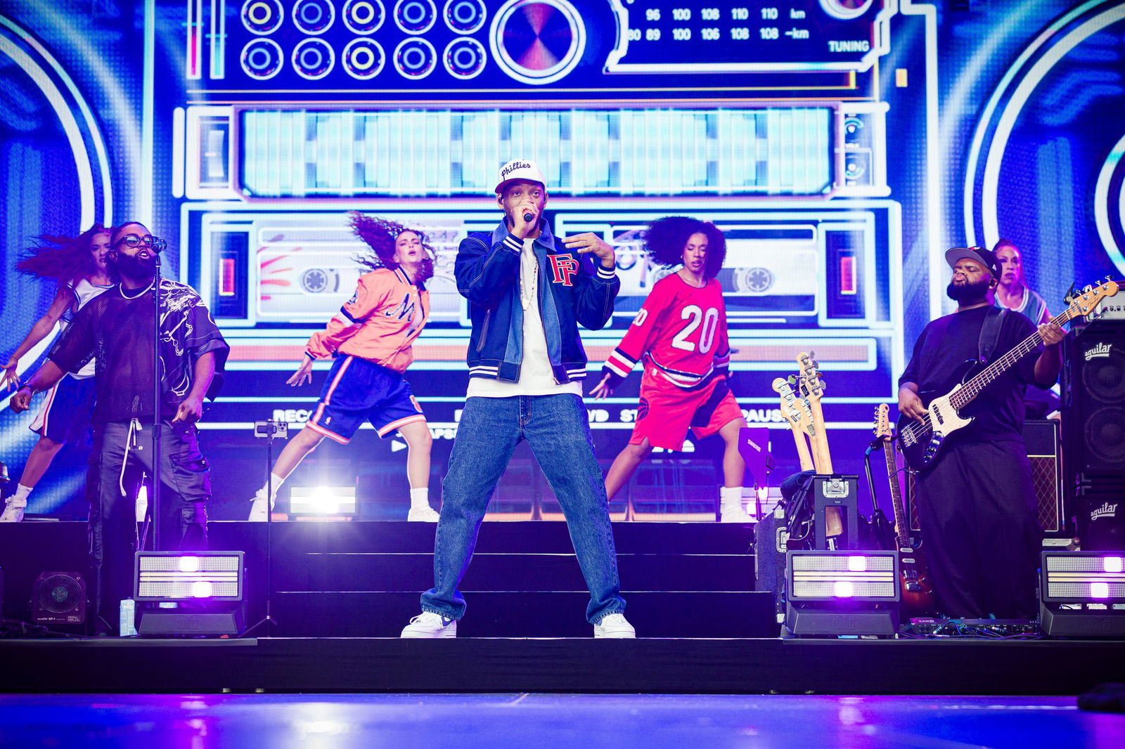 Mit Tänzerinnen und Liveband sorgt Will Smith in Wolfsburg für Stimmung.