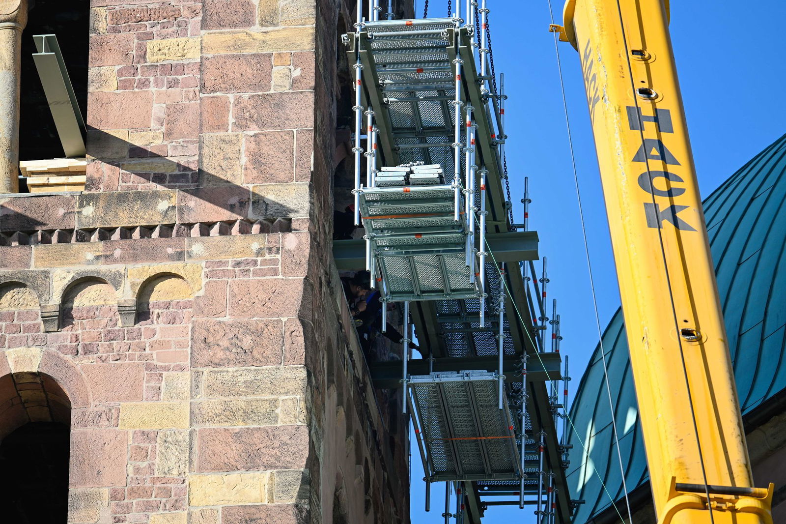 Feuchte Mauern zeugen von Schäden an der fast 1.000 Jahre alten Kathedrale. (Archivfoto)