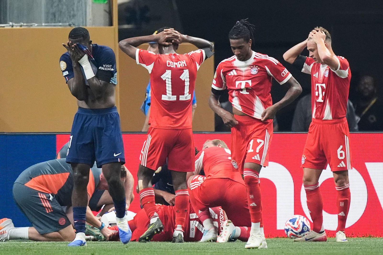 Bestürzte Teamkollegen und Gegenspieler nach der Musiala-Verletzung.