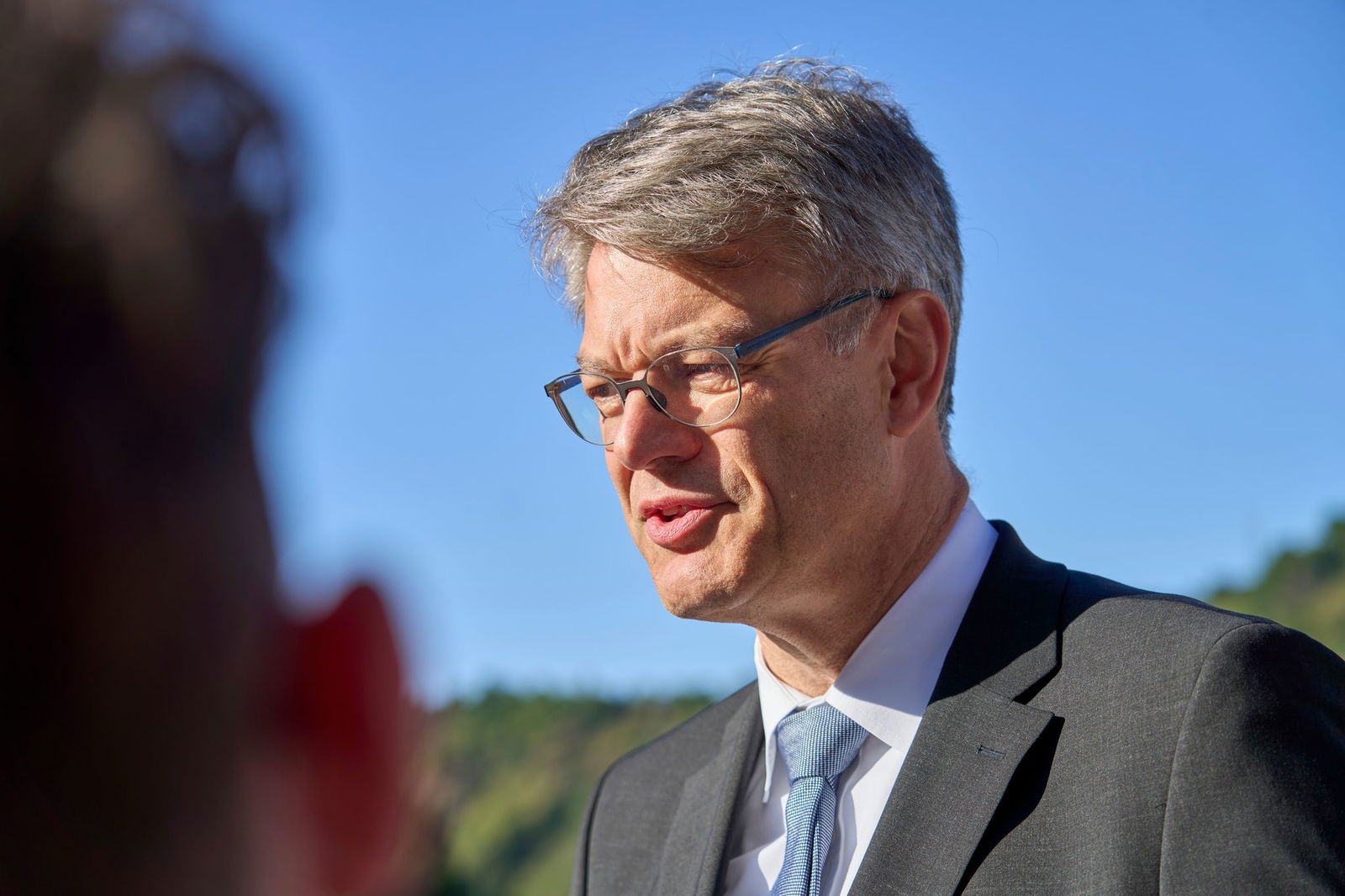 Bundesverkehrsminister Patrick Schnieder  (CDU) schaute sich die defekte Schleuse selbst an.