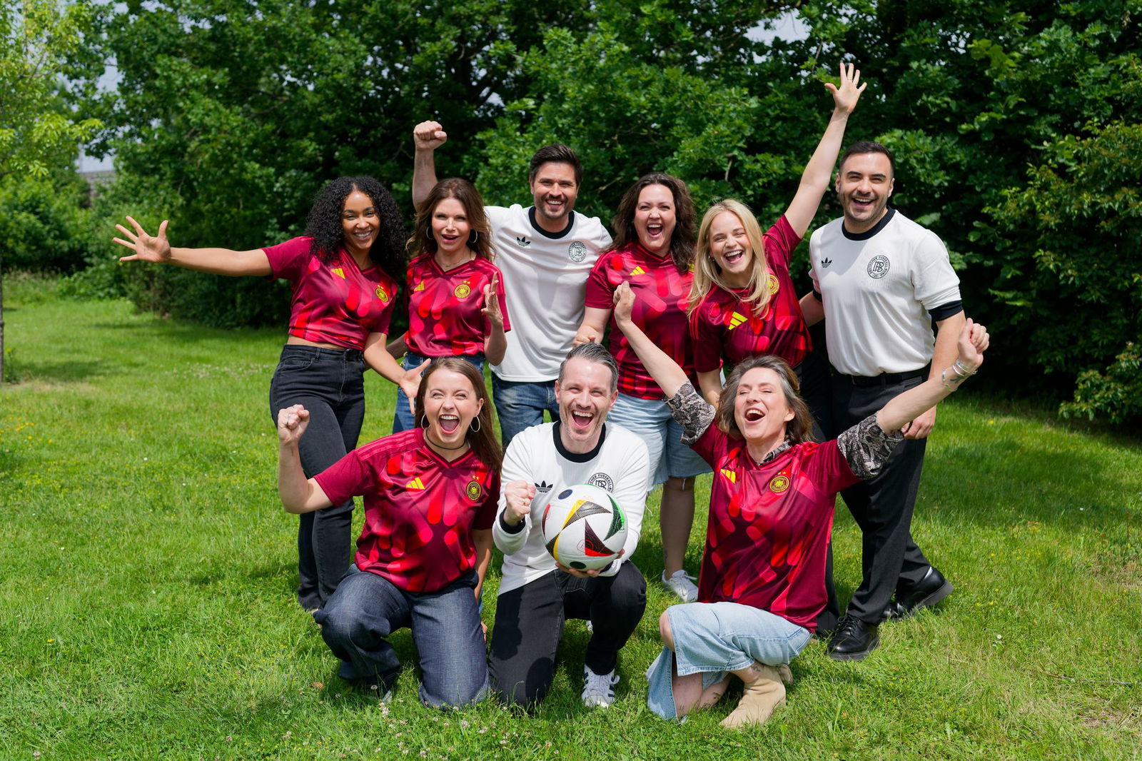 Nicht nur Julia Wiedemann (vorne links) freut sich auf die Fußball-EM - viele Kolleginnen und Kollegen der Serien «Alles was zählt» und «Unter uns» ebenso.