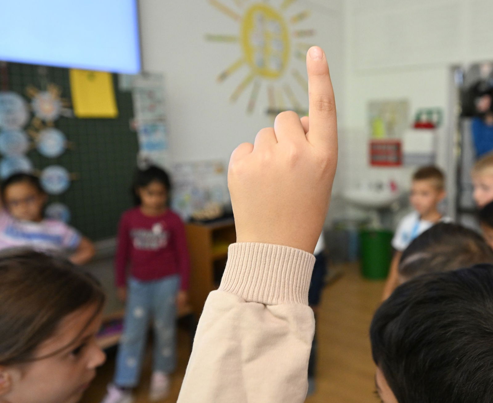 Hände hoch für gute Bildung: Das Land will nun mehr Lehrer einstellen.