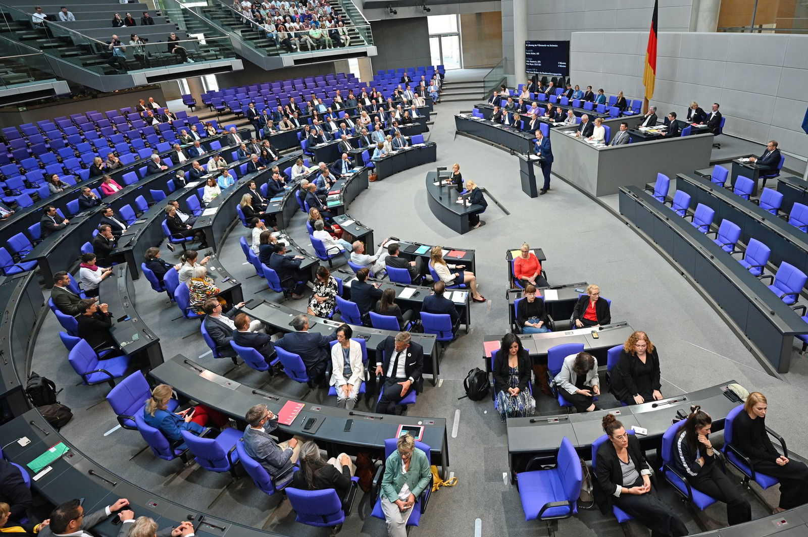 Politiker der Linken und der SPD drehen AfD-Redner Martin Sichert demonstrativ den Rücken zu.