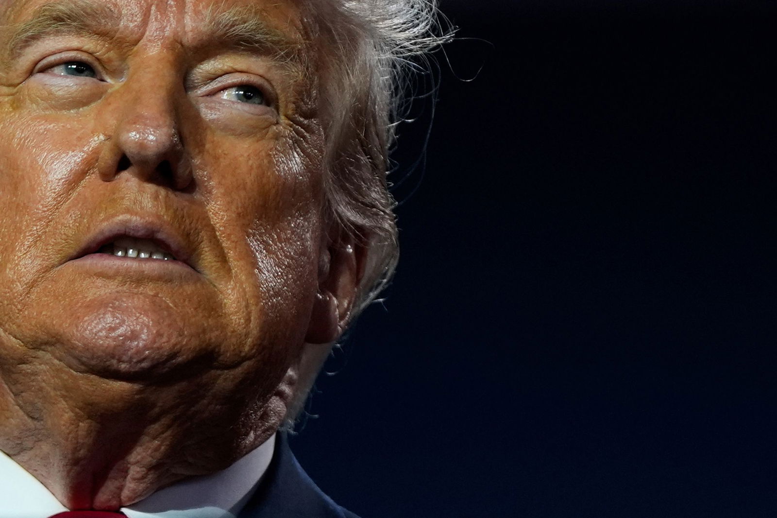 US-Präsident Donald Trump reist unter großem Druck nach Schottland.