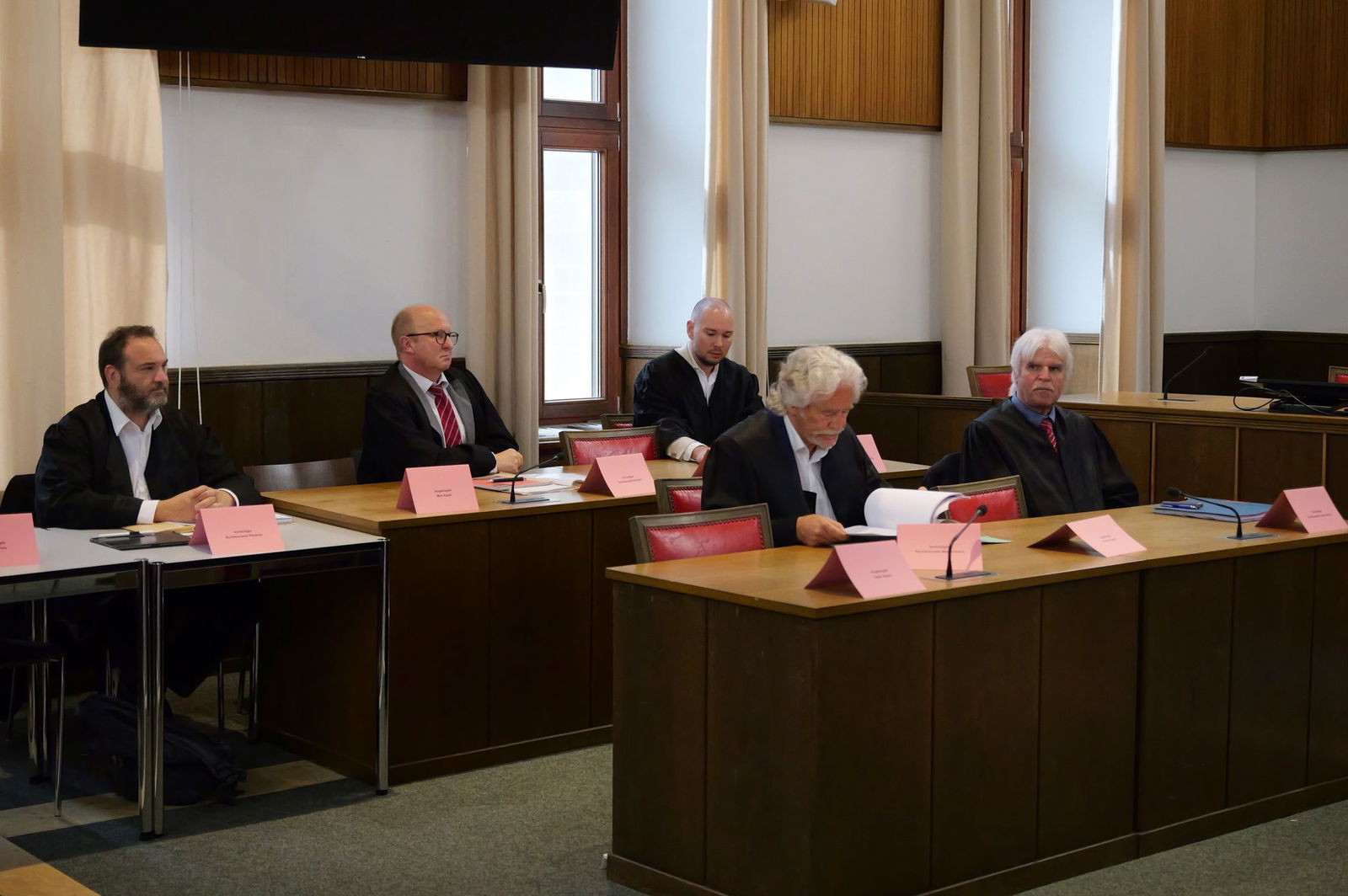 Die Verteidiger sitzen alleine auf der Seite der Angeklagten zum Prozessstart im Landgericht Mosbach. (Archivbild)