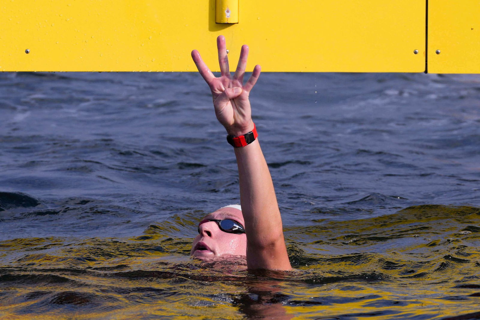 Florian Wellbrock zeigt es an: Vier Goldmedaillen hat er in Singapur gewonnen.