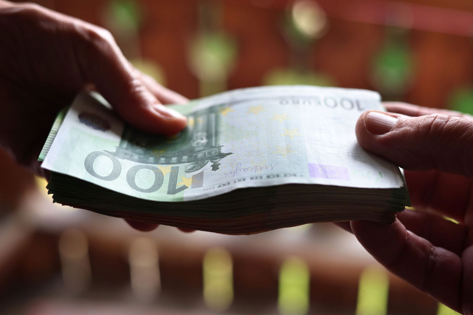 In den allermeisten Fällen verlangen die Täter Bargeld und setzen ihre Opfer massiv unter Druck. (Archivfoto)