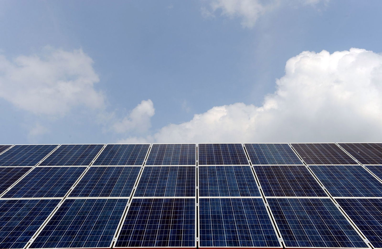 Zahlreiche Kommunen setzen unter anderem auf den Bau von Photovoltaik-Anlagen auf kommunalen Gebäuden. (Archivfoto) 