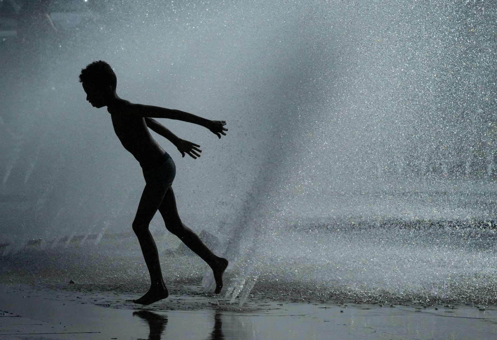 Kinder und Jugendliche leider unter der Hitze deutlich mehr als Erwachsene.(Archiv)