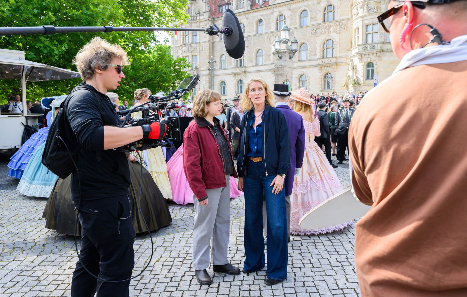Die Schauspielerinnen Luise von Stein (l) und Maria Furtwängler stehen bei Dreharbeiten für einen neuen «Tatort» inmitten des realen Schützenausmarsches am Neuen Rathaus.