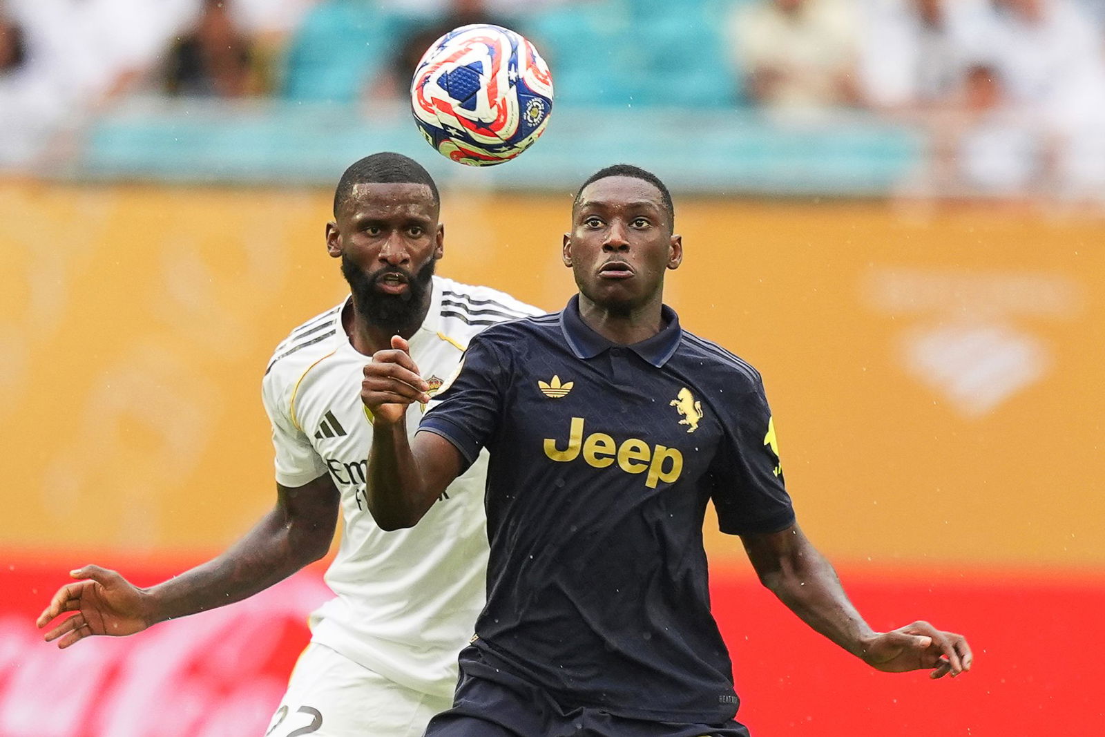 Immer eng am Mann: Antonio Rüdiger (l) im Zweikampf mit dem Ex-Frankfurter Randal Kolo Muani im Spiel gegen Juventus Turin. 