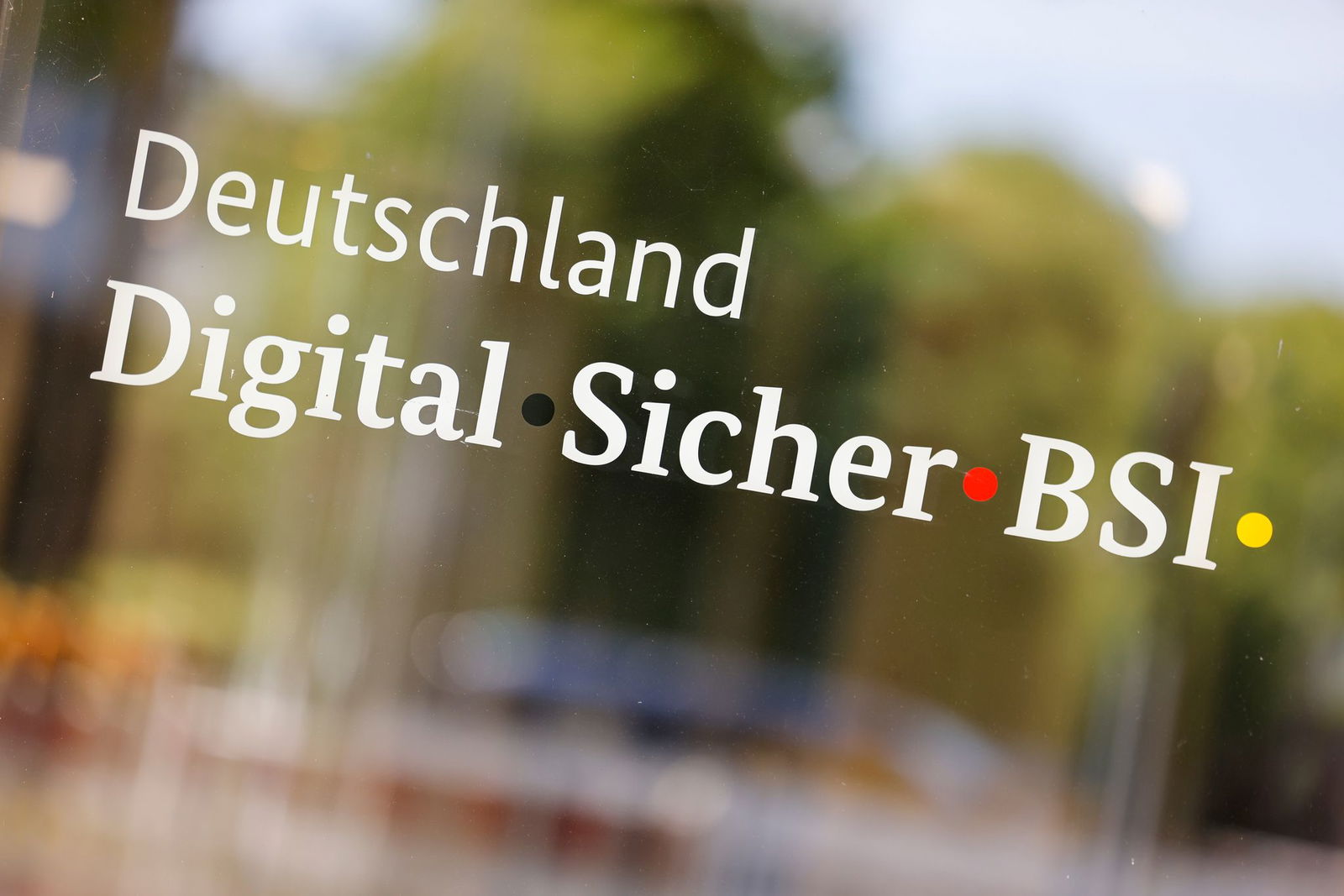 Die Behörde spielt nach Angaben von Dobrindt eine wichtige Rolle beim Kampf gegen Cyber-Attacken. 