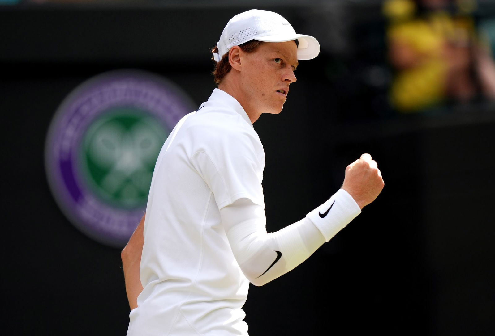Jannik Sinner gewinnt trotz Problemen am Ellenbogen.