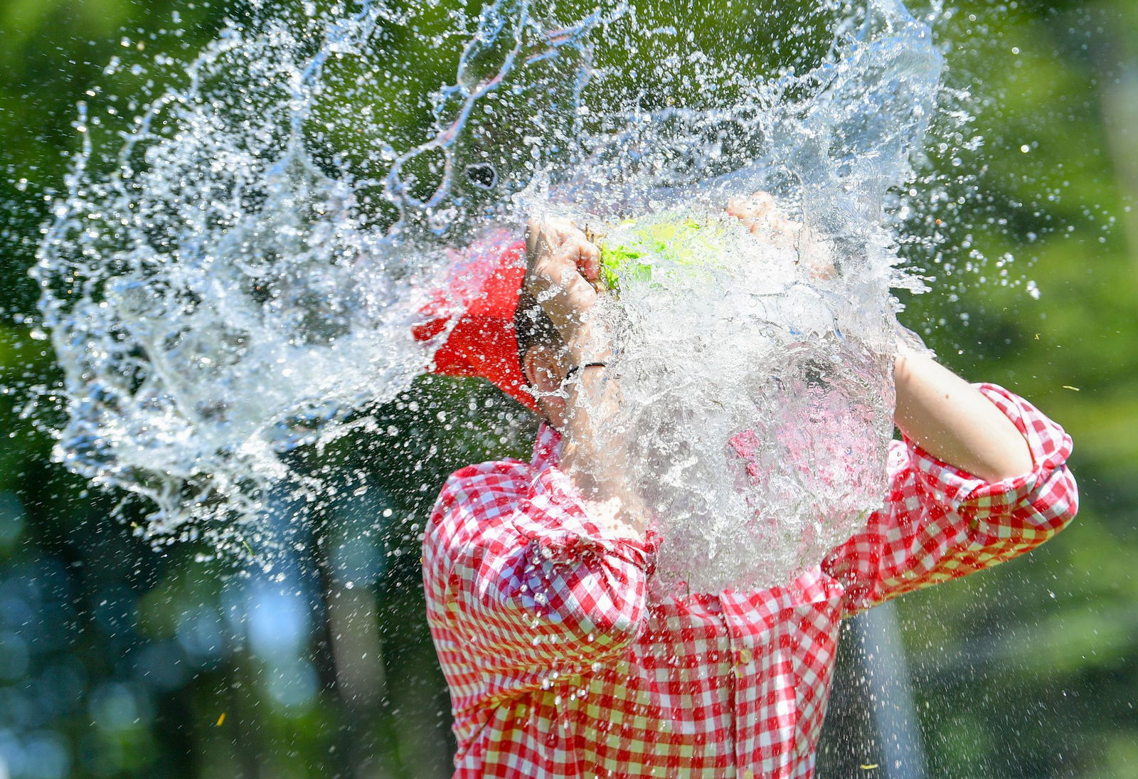 Vier Männer sollen Verkehrsteilnehmer mit Wasserbomben attackiert haben. (Symbolbild)