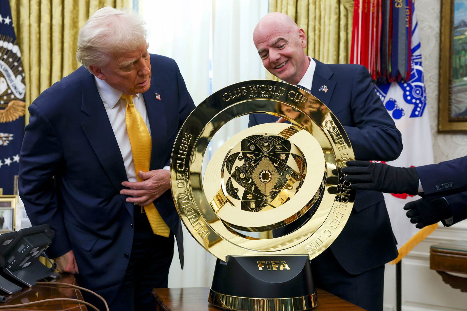 US-Präsident Donald Trump (l) und FIFA-Präsident Gianni Infantino mit der goldenen WM-Trophäe im Oval Office des Weißen Hauses.
