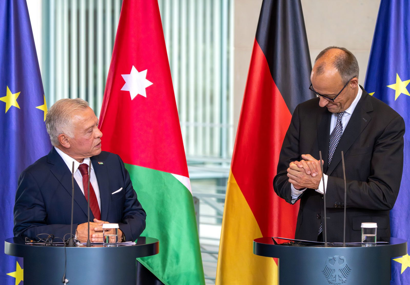 Die Bundeswehr hat nach Angaben von Kanzler Friedrich Merz zwei Transportflugzeuge nach Jordanien geschickt, die dann Hilfsgüter über dem Gazastreifen abwerfen sollen