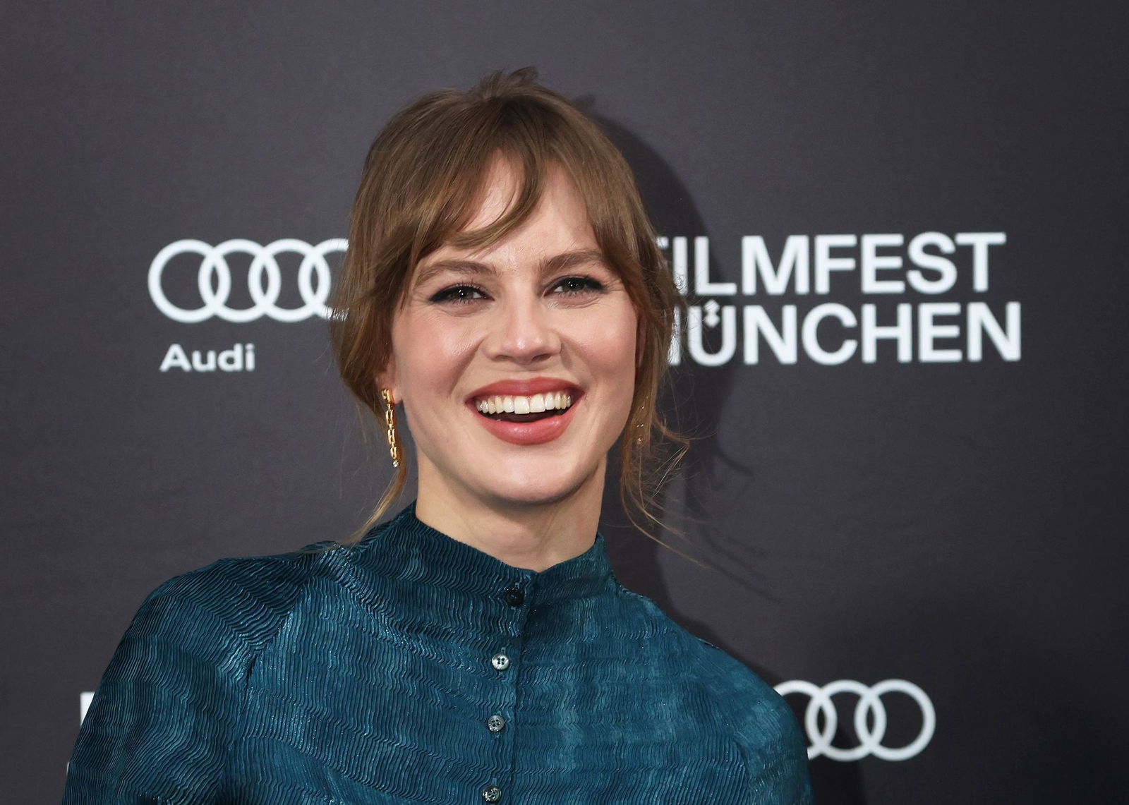 Zum Silvestersketch «Dinner for One» hatte Alicia von Rittberg schon immer eine besondere Beziehung. Nun spielt sie in einer Serie dazu die Hauptrolle.