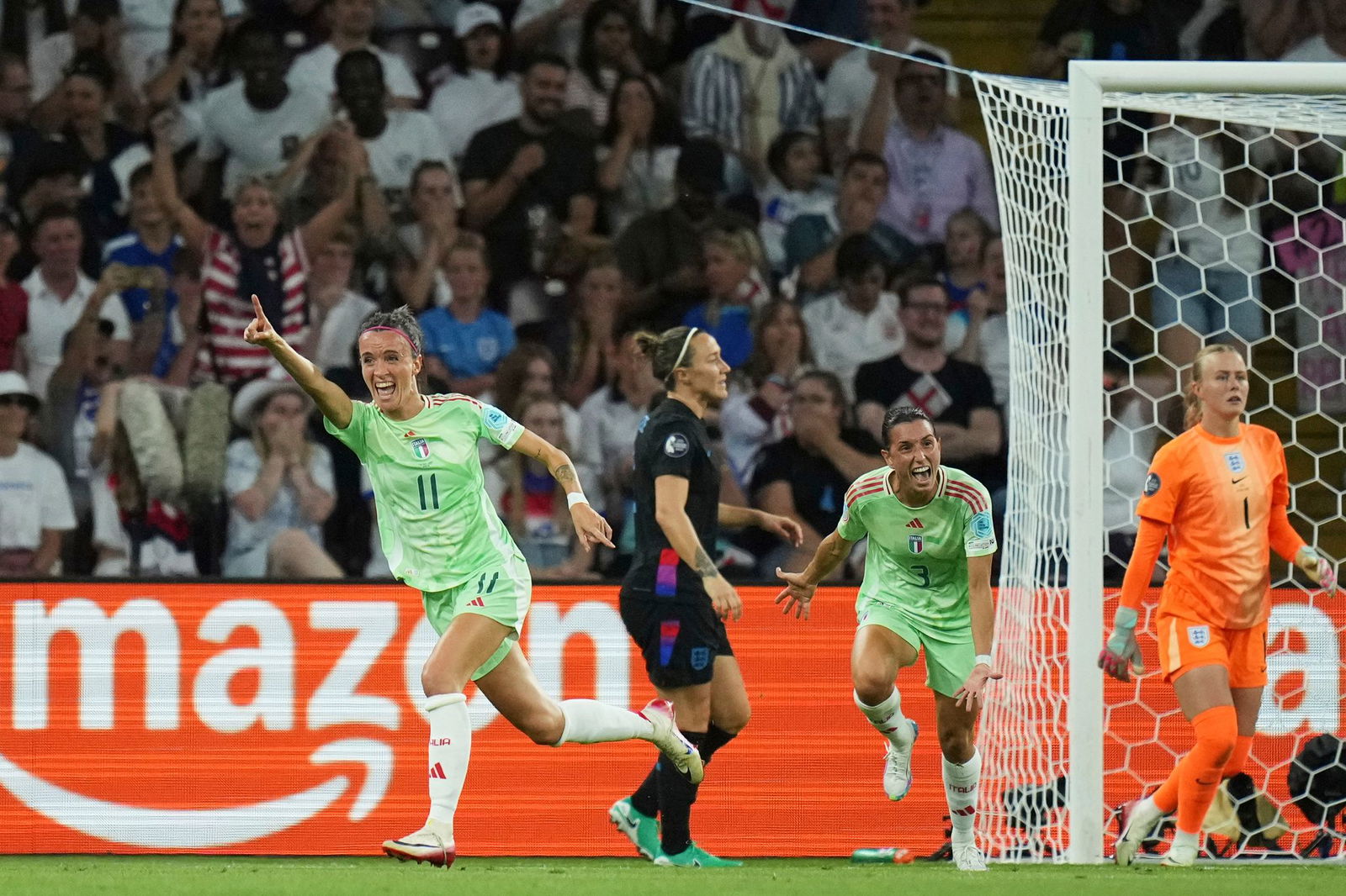 Italiens Barbara Bonansea jubelt über ihr Tor zum 1:0.