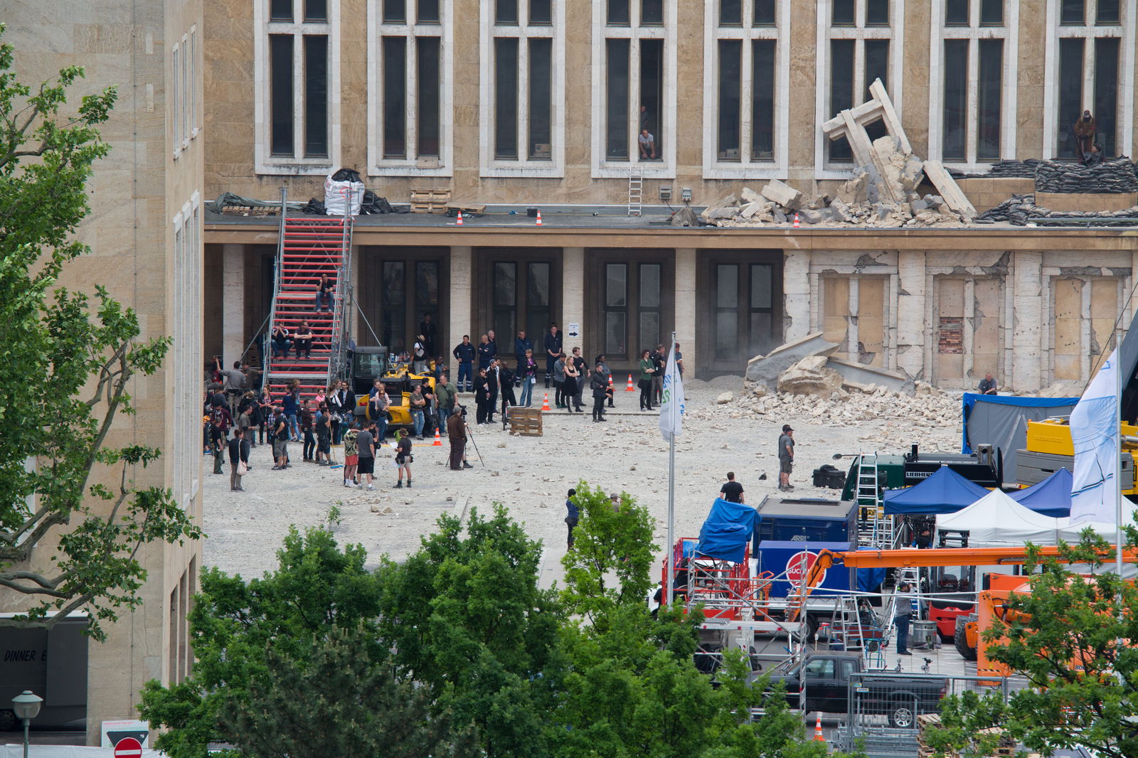 Dreharbeiten zum Film Tribute von Panem am 27.05.2014 auf dem Vorplatz des ehemaligen Flughafens Tempelhof in Berlin